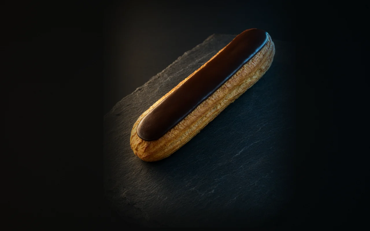 Éclair (эклер): вытянутое заварное пирожное с тонкой глазурью