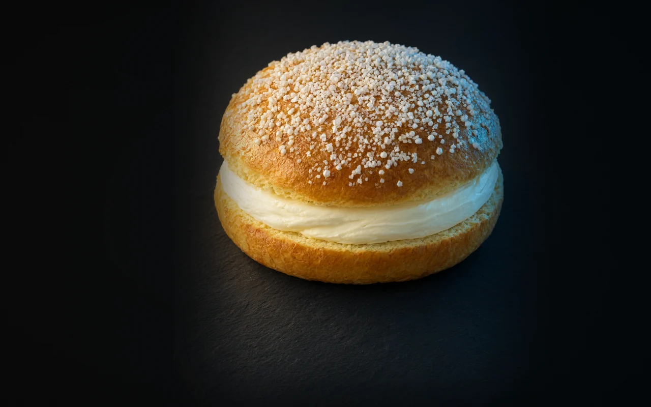 Tarte Tropézienne (тарт Тропезьен): золотистая бриошь с ровным слоем крема